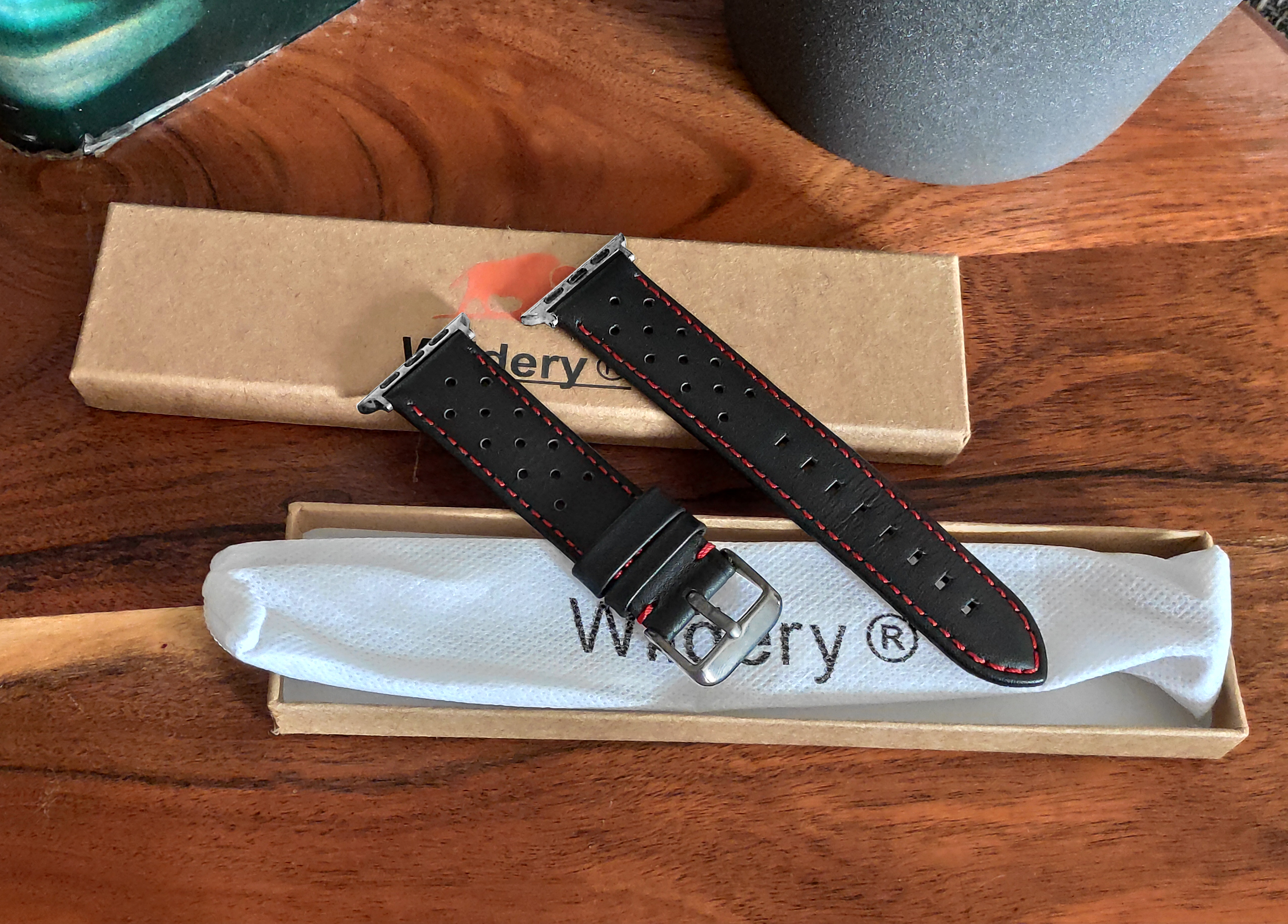 Wildery Ersatz Lederarmband für die Apple Watch Series 1/2/3/SE und 4/5/6/7 mit roten Naht